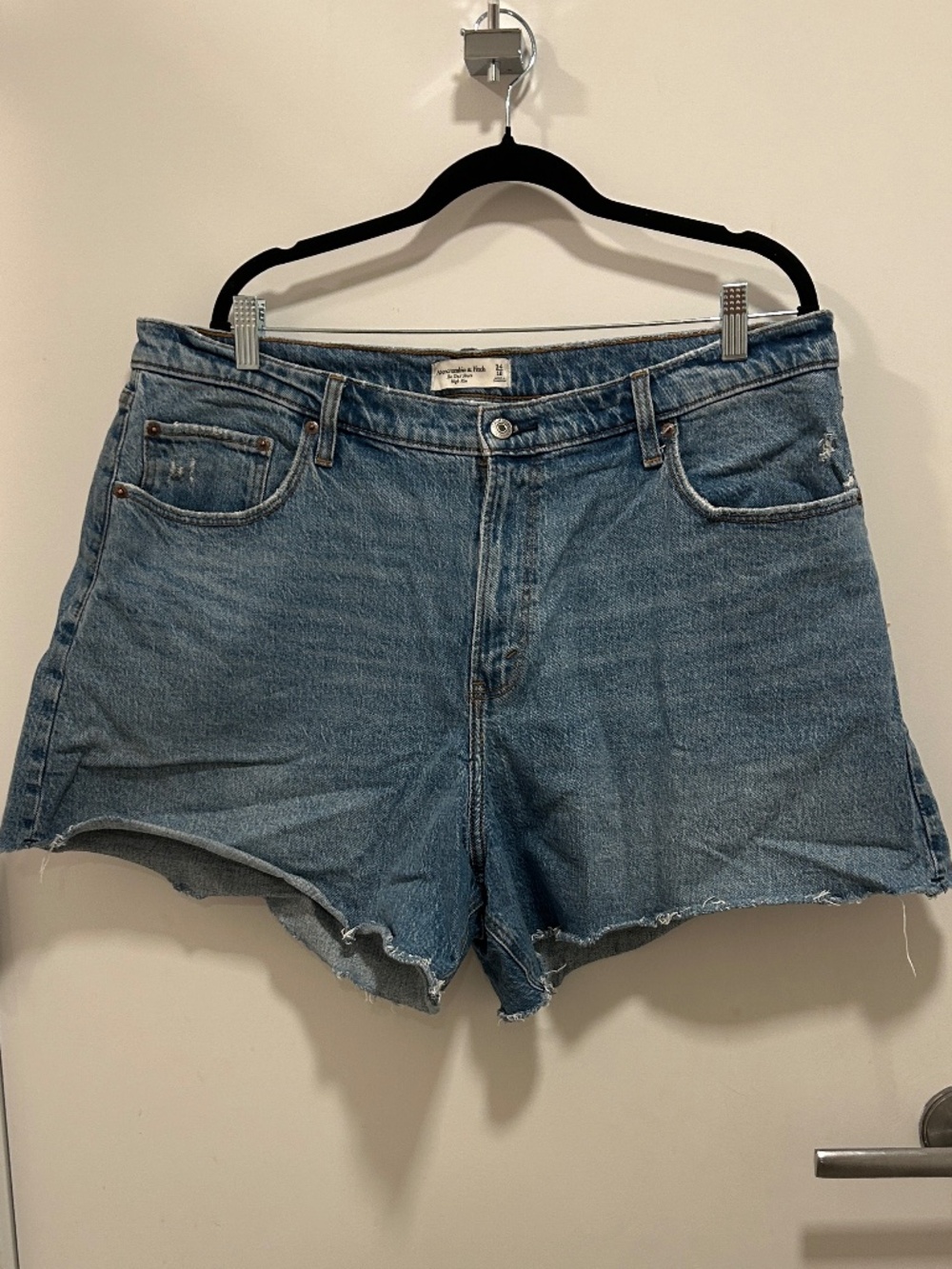 Abercrombie & Fitch Light Wash Raw-Hem High-Rise Curve Love Denim Dad Shorts - Picture 2 of 4